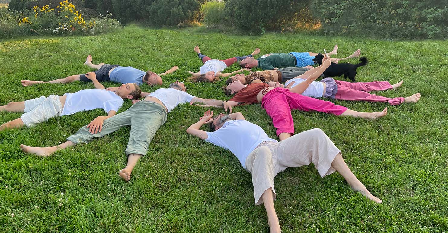 Corsi , seminari e ritiri di Yoga con Flora Bisogno